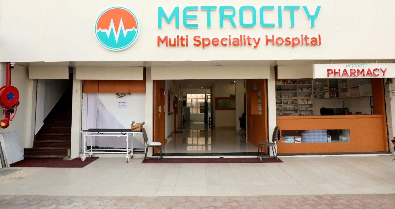 Metrocity Multispeciality Hospital building exterior in Bhopal with emergency signage